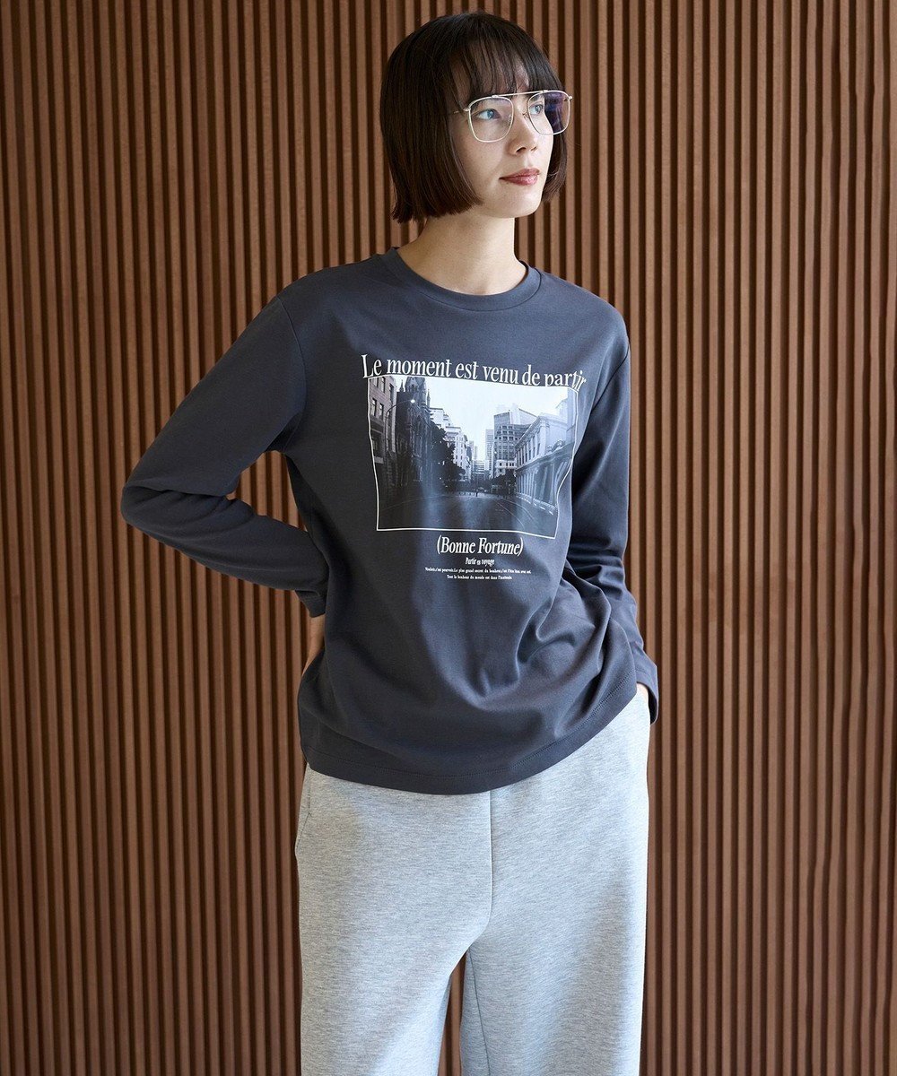 【アンフィーロ 自由区/UNFILO】のコットンスムース グラフィック ロンT インテリア・キッズ・メンズ・レディースファッション・服の通販 founy(ファニー) 　ファッション　Fashion　レディースファッション　Fashion for Women　トップス・カットソー　Cut & Sew Tops　シャツ・ブラウス・オフィスカジュアル　Elegant Blouses & Button-Ups　ロングTシャツ・Tシャツ　Longline T-Shirts & Tees　カットソー・ベーシックTシャツ　Cut-and-Sewn Tops / Stretch Tees & Basics　カットソー　Cut and Sewn Top　グラフィック　Graphic, Graphic Design　抗菌　Antibacterial, Bacteria-Resistant　シンプル　Simple, Minimal　ヘムライン　Hemline, Bottom Cut　A/W・秋冬　Autumn/Winter　おすすめ　Recommended / Our Picks　チャコール|ID: prp329100004902872 ipo3291000000036693762