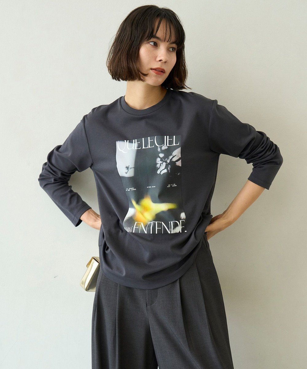 【アンフィーロ 自由区/UNFILO】のコットンスムース グラフィック ロンT インテリア・キッズ・メンズ・レディースファッション・服の通販 founy(ファニー) 　ファッション　Fashion　レディースファッション　Fashion for Women　トップス・カットソー　Cut & Sew Tops　シャツ・ブラウス・オフィスカジュアル　Elegant Blouses & Button-Ups　ロングTシャツ・Tシャツ　Longline T-Shirts & Tees　カットソー・ベーシックTシャツ　Cut-and-Sewn Tops / Stretch Tees & Basics　カットソー　Cut and Sewn Top　グラフィック　Graphic, Graphic Design　抗菌　Antibacterial, Bacteria-Resistant　シンプル　Simple, Minimal　ヘムライン　Hemline, Bottom Cut　A/W・秋冬　Autumn/Winter　おすすめ　Recommended / Our Picks　チャコール|ID: prp329100004902872 ipo3291000000036693764