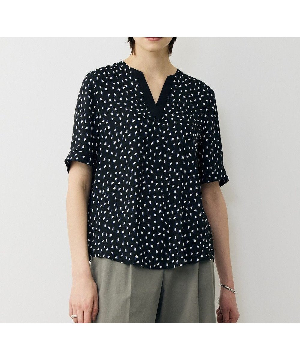 【アイシービー/iCB】のBackSatinAmunzen 5分袖Vネック配色ブラウス インテリア・キッズ・メンズ・レディースファッション・服の通販 founy(ファニー) 　ファッション　Fashion　レディースファッション　Fashion for Women　トップス・カットソー　Cut & Sew Tops　シャツ・ブラウス・オフィスカジュアル　Elegant Blouses & Button-Ups　Vネックトップス　V-Neck Tops / V-Cut Neckline Shirts　春　Spring　クール　Cool, Chic　サテン　Satin, Glossy Fabric　ドット　Polka Dot, Dot Pattern　定番　Standard, Basic Item　人気　Popular, Best Seller　プリント　Print, Printed Pattern　モチーフ　Motif, Design Theme　S/S・春夏　SS, Spring/Summer, Warm Season　夏　Summer　セレモニー　Ceremony　2026年　2026　ブラック×ミックスモチーフドット|ID: prp329100004902946 ipo3291000000036694412