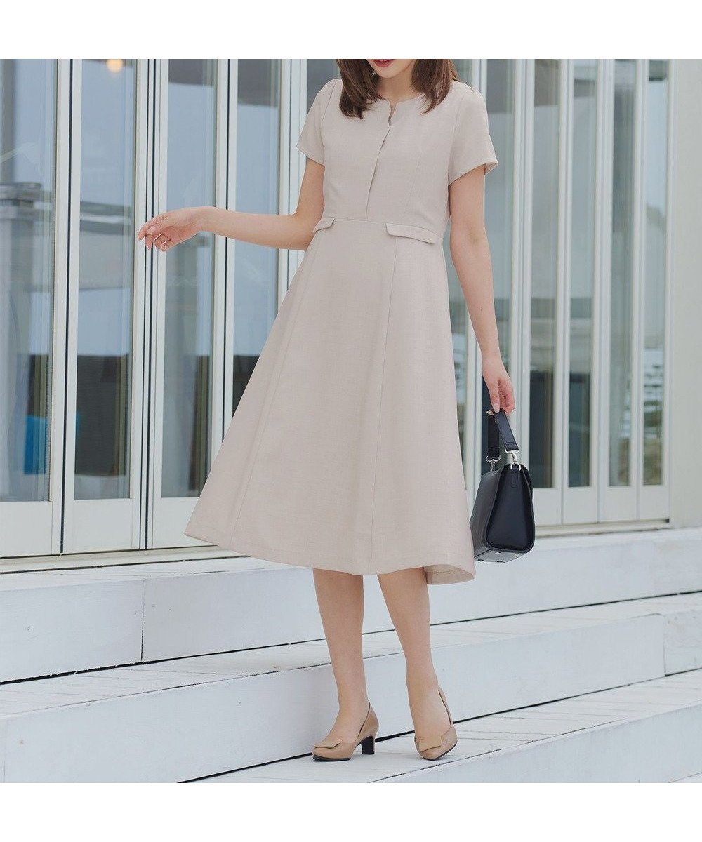 【ティアクラッセ/Tiaclasse】のフラップ付きミディアム丈フレアワンピース インテリア・キッズ・メンズ・レディースファッション・服の通販 founy(ファニー) 　ファッション　Fashion　レディースファッション　Fashion for Women　ワンピース　Dresses　アクセサリー　Fashion Accessories　春　Spring　カーディガン　Cardigan, Knitwear　ジャケット　Jacket, Outerwear　チュニック　Tunic, Long Top　フォーマル　Formal, Dressy　フラップ　Flap, Flap Pocket　フレア　Flare, Flared　ポケット　Pocket, Pocket Detail　半袖　Short Sleeve, Half Sleeve　S/S・春夏　SS, Spring/Summer, Warm Season　再入荷　Restock / Back in Stock　日本製　Made In Japan　夏　Summer　エレガント 上品　Elegant　新作・新入荷　New Arrivals / New In　ビジネス 仕事 通勤　Business / Work / Commuting　グレージュ|ID: prp329100004918993 ipo3291000000036899275