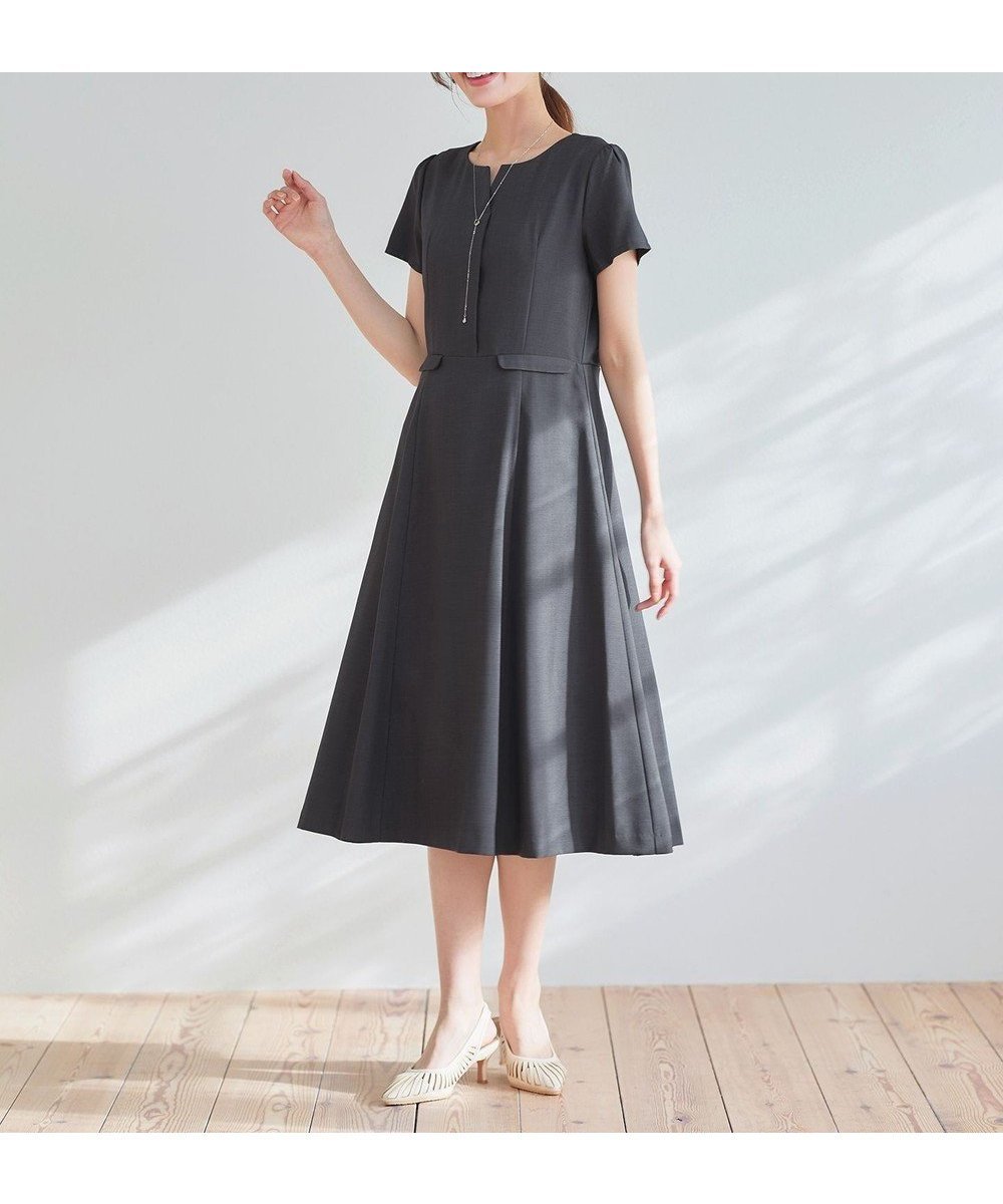 【ティアクラッセ/Tiaclasse】のフラップ付きミディアム丈フレアワンピース インテリア・キッズ・メンズ・レディースファッション・服の通販 founy(ファニー) 　ファッション　Fashion　レディースファッション　Fashion for Women　ワンピース　Dresses　アクセサリー　Fashion Accessories　春　Spring　カーディガン　Cardigan, Knitwear　ジャケット　Jacket, Outerwear　チュニック　Tunic, Long Top　フォーマル　Formal, Dressy　フラップ　Flap, Flap Pocket　フレア　Flare, Flared　ポケット　Pocket, Pocket Detail　半袖　Short Sleeve, Half Sleeve　S/S・春夏　SS, Spring/Summer, Warm Season　再入荷　Restock / Back in Stock　日本製　Made In Japan　夏　Summer　エレガント 上品　Elegant　新作・新入荷　New Arrivals / New In　ビジネス 仕事 通勤　Business / Work / Commuting　チャコールグレー|ID: prp329100004918993 ipo3291000000036899287