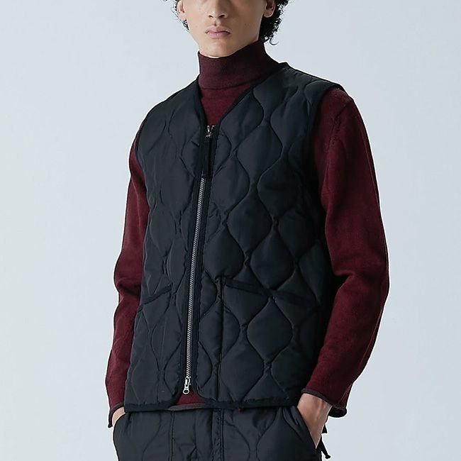 【タイオン/TAION】のTAION タイオン ミリタリーVネックジップダウンベスト ユニセックス インテリア・キッズ・メンズ・レディースファッション・服の通販 founy(ファニー) https://founy.com/ ファッション Fashion レディースファッション Fashion for Women アウター Coat / Outerwear Collection トップス・カットソー Cut & Sew Tops ベスト&ジレ / 重ね着スタイル Vests & Gilets Vネックトップス V-Neck Tops / V-Cut Neckline Shirts コンパクト Compact, Small Size スリット Slit, Slit Detail ダウン Down, Puffer パイピング Piping, Trim Design パッチ Patch, Appliqué フェザー Feather, Feather Detail ポケット Pocket, Pocket Detail ミリタリー Military, Army Style リップ Lip, Lip Motif 旅行 Travel |ID: prp329100004186063 ipo3291000000030520351