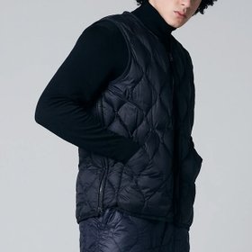 【タイオン/TAION】のTAION タイオン ミリタリーVネックWジップダウンベスト ソフトシェル ユニセックス 人気、トレンドファッション・服の通販 founy(ファニー) ファッション Fashion レディースファッション Fashion for Women アウター Coat / Outerwear Collection トップス・カットソー Cut & Sew Tops ベスト&ジレ / 重ね着スタイル Vests & Gilets Vネックトップス V-Neck Tops / V-Cut Neckline Shirts スリット Slit, Slit Detail ダウン Down, Puffer パイピング Piping, Trim Design パッチ Patch, Appliqué フェザー Feather, Feather Detail プリント Print, Printed Pattern ポケット Pocket, Pocket Detail ミリタリー Military, Army Style 洗える Machine Washable 無地 Plain, Solid Color |ID:prp329100004744744