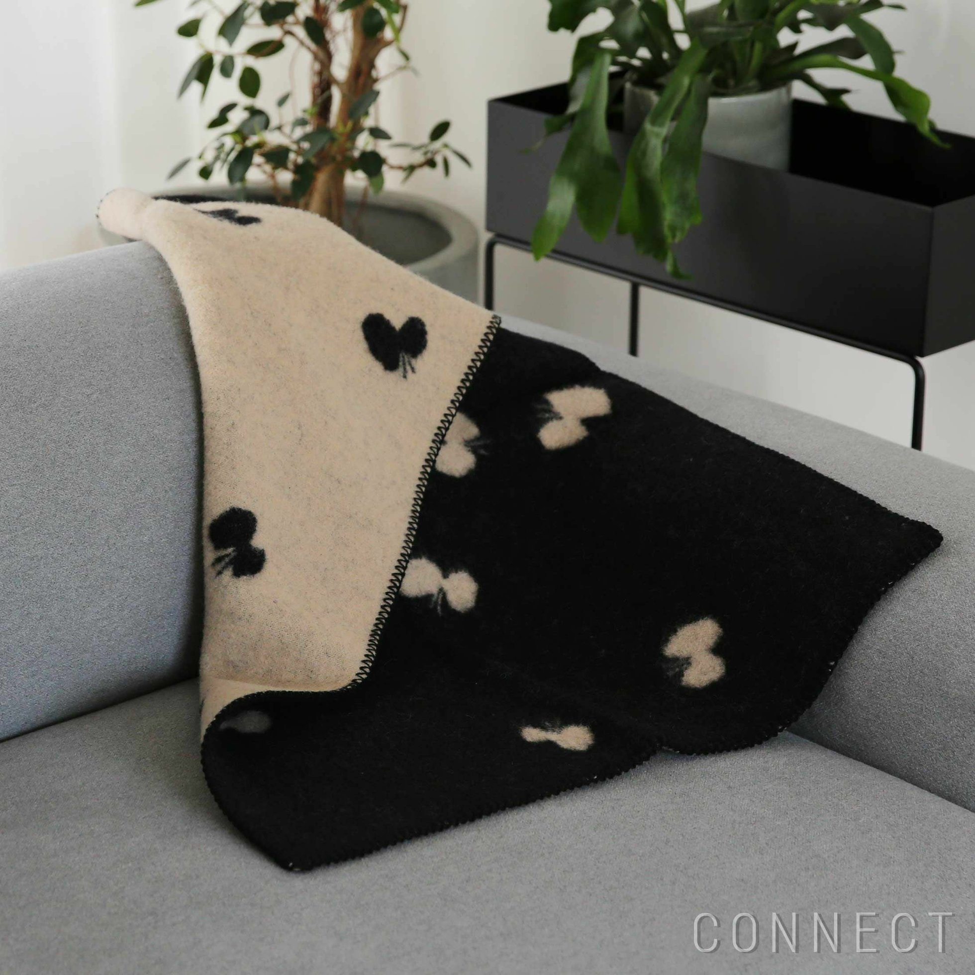 【皆川 明/Akira Miyagawa / GOODS】の(ミナペルホネン)ウールブランケット〈CHOUCHO〉ミニサイズ 65×90cm 人気、トレンドファッション・服の通販 founy(ファニー) 　ギフト プレゼント　Gift / Present　ブランケット　Blanket, Throw Blanket　リバーシブル　Reversible, Two-Sided　定番　Standard, Basic Item　ホーム・キャンプ・アウトドア・お取り寄せ　Home Living / Home & Lifestyle / Camping Gear / Outdoor Camping　家具・インテリア　Home Furniture & Interior. Stylish & Functional Living Spaces　その他 インテリア雑貨、家具　Home Decor & Furniture Extras　 other-1|ID: prp329100003114907 ipo3291000000035765186