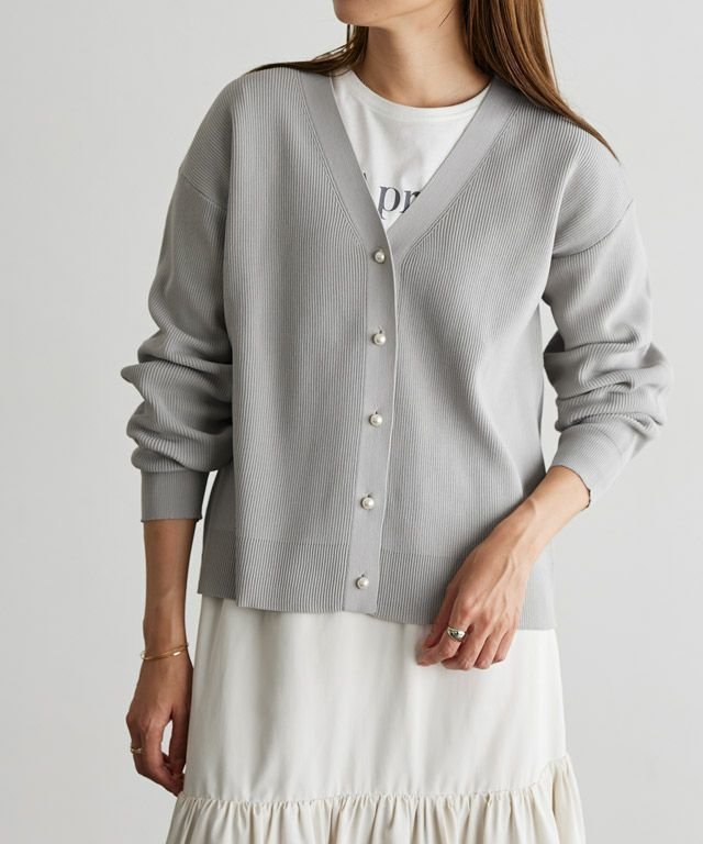 【ピエロ/Pierrot】のパールボタンスポンジニットカーディガン インテリア・キッズ・メンズ・レディースファッション・服の通販 founy(ファニー) 　ファッション　Fashion　レディースファッション　Fashion for Women　トップス・カットソー　Cut & Sew Tops　ニット　Knit Tops & Sweaters　カーディガン・羽織り　Layered Style Cardigans　シンプル　Simple, Minimal　パール　Pearl, Pearl Accent　フェミニン　Feminine, Girly　プチプライス・低価格　Affordable / Budget Price　グレー|ID: prp329100003783278 ipo3291000000035589495