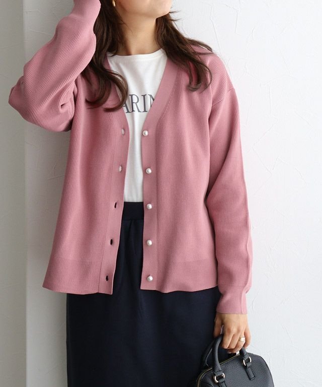 【ピエロ/Pierrot】のパールボタンスポンジニットカーディガン インテリア・キッズ・メンズ・レディースファッション・服の通販 founy(ファニー) 　ファッション　Fashion　レディースファッション　Fashion for Women　トップス・カットソー　Cut & Sew Tops　ニット　Knit Tops & Sweaters　カーディガン・羽織り　Layered Style Cardigans　シンプル　Simple, Minimal　パール　Pearl, Pearl Accent　フェミニン　Feminine, Girly　プチプライス・低価格　Affordable / Budget Price　ピンク|ID: prp329100003783278 ipo3291000000035589499