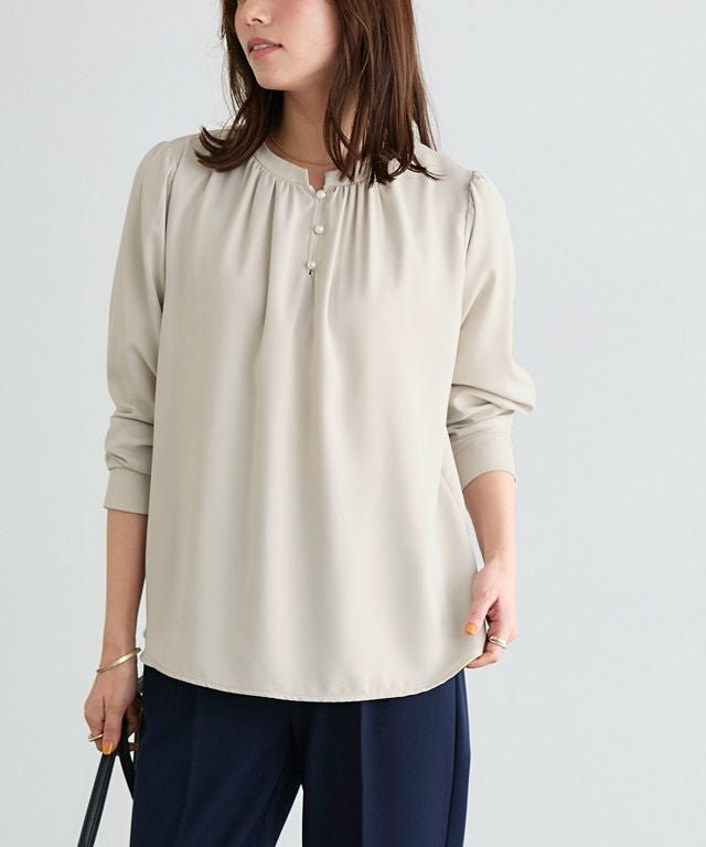 【ピエロ/Pierrot】の【アウトレットSALE!】防汚2wayボリュームスリーブブラウス インテリア・キッズ・メンズ・レディースファッション・服の通販 founy(ファニー) ファッション Fashion レディースファッション Fashion for Women トップス・カットソー Cut & Sew Tops シャツ・ブラウス・オフィスカジュアル Elegant Blouses & Button-Ups ボリューム袖・フリルスリーブブラウス Voluminous & Ruffle Sleeves / Puffy Sleeve Tops アウトレット Outlet / Clearance ギャザー Gathered, Ruffled パール Pearl, Pearl Accent プチプライス・低価格 Affordable / Budget Price エレガント 上品 Elegant グレージュ|ID: prp329100003872152 ipo3291000000036125463