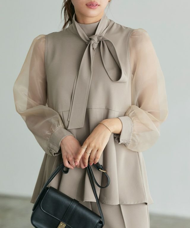 【ピエロ/Pierrot】のタイ付き袖オーガンジーペプラムセットアップ【木村えりなさんYouTube紹介アイテム】 インテリア・キッズ・メンズ・レディースファッション・服の通販 founy(ファニー) ファッション Fashion レディースファッション Fashion for Women トップス・カットソー Cut & Sew Tops スーツ Business Suits & Workwear スーツセット・2点セット・レディーススーツ Suit Sets / 2-Piece Suits / Office Suit Sets 送料無料 Free Shipping オーガンジー Organza Fabric シアー Sheer, See-Through スーツ Suit, Formalwear セットアップ Set-Up, Coordinated Outfit トレンド Trend, Trending Now フェミニン Feminine, Girly プチプライス・低価格 Affordable / Budget Price ペプラム Peplum, Flared Hem 166cm / グレージュ / M|ID: prp329100004322440 ipo3291000000034837096