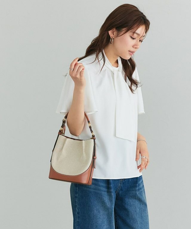 【ピエロ/Pierrot】の2wayフレアスリーブボウタイブラウス インテリア・キッズ・メンズ・レディースファッション・服の通販 founy(ファニー) 　ファッション　Fashion　レディースファッション　Fashion for Women　トップス・カットソー　Cut & Sew Tops　シャツ・ブラウス・オフィスカジュアル　Elegant Blouses & Button-Ups　スタンド　Stand Collar, Upright Stand　スリーブ　Sleeve, Long Sleeve / Short Sleeve　フレア　Flare, Flared　プチプライス・低価格　Affordable / Budget Price　エレガント 上品　Elegant　166cm / オフホワイト / M|ID: prp329100004475676 ipo3291000000033966382