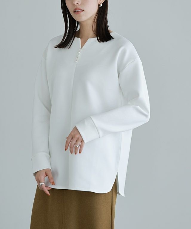 【ピエロ/Pierrot】のダンボールキーネックパールトップス インテリア・キッズ・メンズ・レディースファッション・服の通販 founy(ファニー) 　ファッション　Fashion　レディースファッション　WOMEN　トップス・カットソー　Tops/Tshirt　カットソー　Cut And Sew　シンプル　Simple　デコルテ　Decolletage　パール　Pearl　フェミニン　Feminine　プチプライス・低価格　Affordable　エレガント 上品　Elegant　オフホワイト|ID: prp329100004562639 ipo3291000000032261737