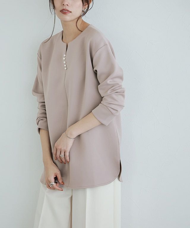 【ピエロ/Pierrot】のダンボールキーネックパールトップス インテリア・キッズ・メンズ・レディースファッション・服の通販 founy(ファニー) 　ファッション　Fashion　レディースファッション　WOMEN　トップス・カットソー　Tops/Tshirt　カットソー　Cut And Sew　シンプル　Simple　デコルテ　Decolletage　パール　Pearl　フェミニン　Feminine　プチプライス・低価格　Affordable　エレガント 上品　Elegant　グレージュ|ID: prp329100004562639 ipo3291000000032261738