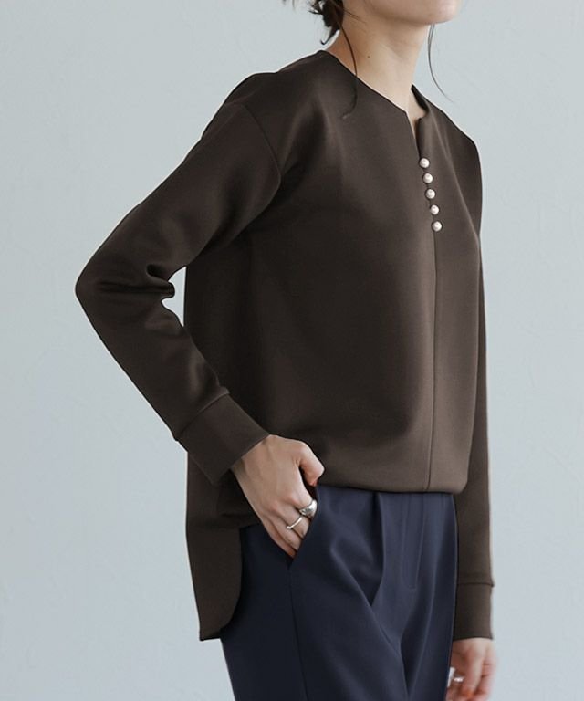 【ピエロ/Pierrot】のダンボールキーネックパールトップス インテリア・キッズ・メンズ・レディースファッション・服の通販 founy(ファニー) 　ファッション　Fashion　レディースファッション　WOMEN　トップス・カットソー　Tops/Tshirt　カットソー　Cut And Sew　シンプル　Simple　デコルテ　Decolletage　パール　Pearl　フェミニン　Feminine　プチプライス・低価格　Affordable　エレガント 上品　Elegant　ブラウン|ID: prp329100004562639 ipo3291000000032261741