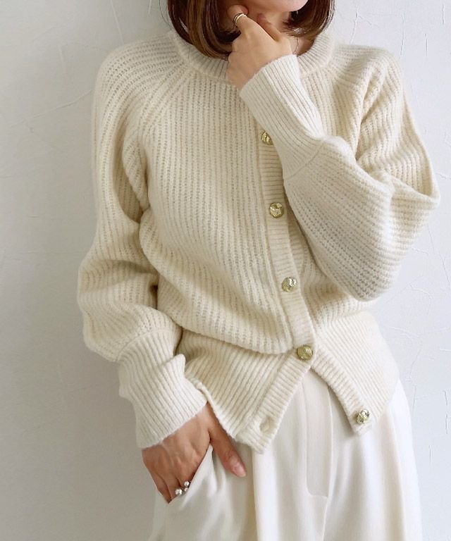 【ピエロ/Pierrot】のデザインボタンボリュームスリーブカーディガン インテリア・キッズ・メンズ・レディースファッション・服の通販 founy(ファニー) 　ファッション　Fashion　レディースファッション　WOMEN　トップス・カットソー　Tops/Tshirt　カーディガン　Cardigans　ボリュームスリーブ / フリル袖　Volume Sleeve　カーディガン　Cardigan　スリーブ　Sleeve　プチプライス・低価格　Affordable　畦　Ridge　オフホワイト|ID: prp329100004562642 ipo3291000000032261768