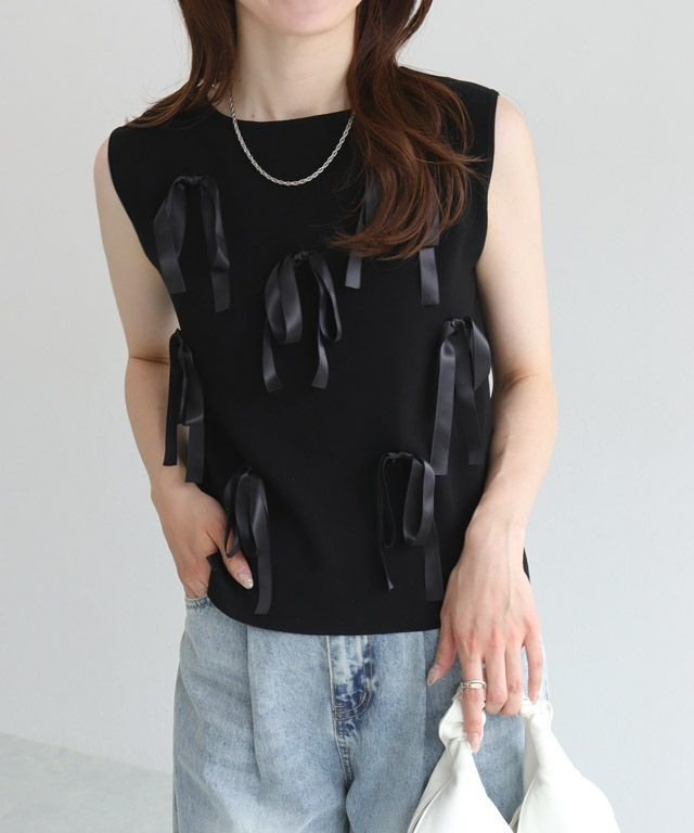 【ピエロ/Pierrot】のリボンモチーフノースリーブニット インテリア・キッズ・メンズ・レディースファッション・服の通販 founy(ファニー) https://founy.com/ ファッション Fashion レディースファッション Fashion for Women トップス・カットソー Cut & Sew Tops ニット Knit Tops & Sweaters キャミソール&ノースリーブ Camisoles & Sleeveless Tops 2025年 2025 2025春夏・S/S Spring/Summer 2025 SS25 スラックス Slacks, Dress Pants デニム Denim, Jeans Material フェミニン Feminine, Girly フロント Front, Front Design プチプライス・低価格 Affordable / Budget Price モチーフ Motif, Design Theme リボン Ribbon, Bow 夏 Summer |ID: prp329100004564020 ipo3291000000032488728