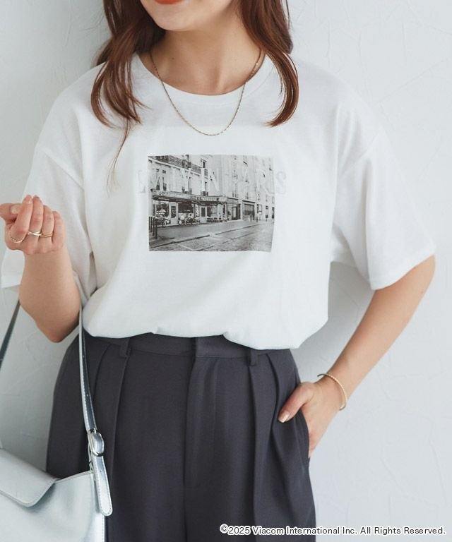 【ピエロ/Pierrot】の【EMILY IN PARIS】ロゴTシャツ インテリア・キッズ・メンズ・レディースファッション・服の通販 founy(ファニー) 　ファッション　Fashion　レディースファッション　WOMEN　トップス・カットソー　Tops/Tshirt　シャツ/ブラウス　Shirts/Blouses　ロング / Tシャツ　T-Shirts　2025年　2025　2025春夏・S/S　Ss,Spring/Summer,2025　シンプル　Simple　デニム　Denim　プチプライス・低価格　Affordable　プリント　Print　157cm / オフホワイト×シルバー / M|ID: prp329100004564030 ipo3291000000032275527