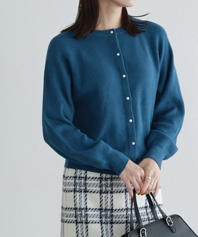 【ピエロ/Pierrot】のパールボタンカーディガン インテリア・キッズ・メンズ・レディースファッション・服の通販 founy(ファニー) 　ファッション　Fashion　レディースファッション　Ladies' Fashion Online　トップス・カットソー　Tops/Tshirt　カーディガン　Cardigans　おすすめ　Recommend　カーディガン　Cardigan　シンプル　Simple　スペシャル　Special　パール　Pearl　プチプライス・低価格　Affordable　羽織　Haori　インディゴブルー|ID: prp329100004595258 ipo3291000000032651028