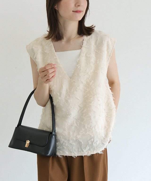 【ピエロ/Pierrot】のジャカードVネックベスト インテリア・キッズ・メンズ・レディースファッション・服の通販 founy(ファニー) 　ファッション　Fashion　レディースファッション　Fashion for Women　アウター　Coat / Outerwear Collection　トップス・カットソー　Cut & Sew Tops　ベスト&ジレ / 重ね着スタイル　Vests & Gilets　Vネックトップス　V-Neck Tops / V-Cut Neckline Shirts　インナー　Innerwear　シンプル　Simple, Minimal　ジャカード／ジャガード　Jacquard, Woven Pattern　トレンド　Trend, Trending Now　プチプライス・低価格　Affordable / Budget Price　ベスト　Vest, Waistcoat　ロング　Long, Long-Length　ジャカードVネックベスト|ID: prp329100004630290 ipo3291000000033302574