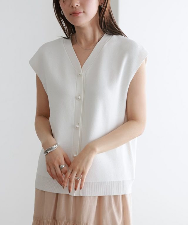 【ピエロ/Pierrot】のリネンタッチパールボタンニットベスト インテリア・キッズ・メンズ・レディースファッション・服の通販 founy(ファニー) ファッション Fashion レディースファッション Fashion for Women アウター Coat / Outerwear Collection トップス・カットソー Cut & Sew Tops ニット Knit Tops & Sweaters ベスト&ジレ / 重ね着スタイル Vests & Gilets シンプル Simple, Minimal デコルテ Décolleté, Neckline パール Pearl, Pearl Accent フロント Front, Front Design プチプライス・低価格 Affordable / Budget Price エレガント 上品 Elegant 夏 Summer アイボリー|ID: prp329100004632125 ipo3291000000033334684