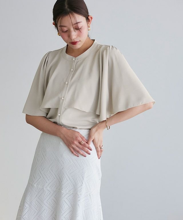 【ピエロ/Pierrot】の防汚ケープデザインブラウス インテリア・キッズ・メンズ・レディースファッション・服の通販 founy(ファニー) ファッション Fashion レディースファッション Fashion for Women トップス・カットソー Cut & Sew Tops シャツ・ブラウス・オフィスカジュアル Elegant Blouses & Button-Ups パール Pearl, Pearl Accent プチプライス・低価格 Affordable / Budget Price グレージュ|ID: prp329100004632204 ipo3291000000033335043