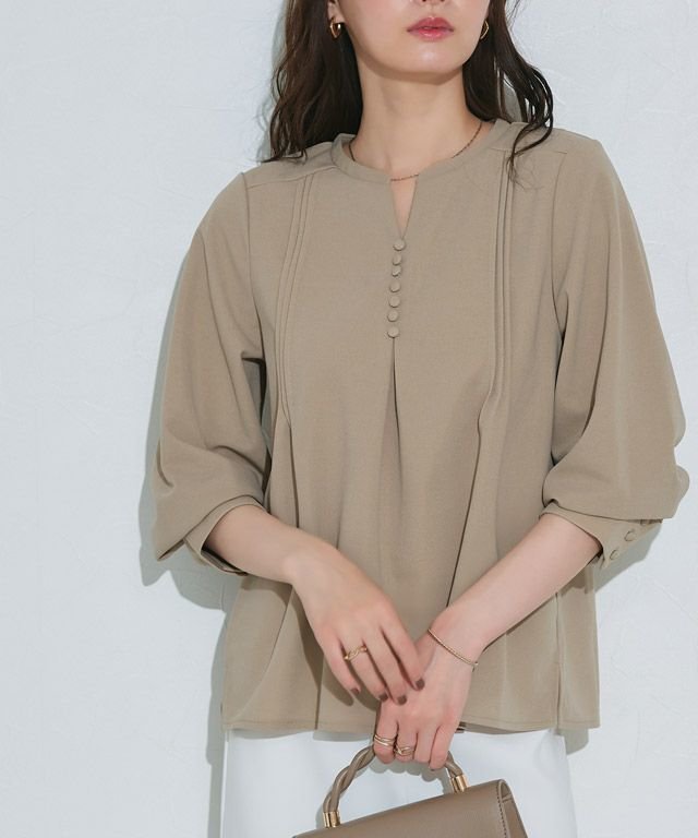 【ピエロ/Pierrot】のピンタックデザインキーネックTブラウス インテリア・キッズ・メンズ・レディースファッション・服の通販 founy(ファニー) 　ファッション　Fashion　レディースファッション　Fashion for Women　トップス・カットソー　Cut & Sew Tops　シャツ・ブラウス・オフィスカジュアル　Elegant Blouses & Button-Ups　送料無料　Free Shipping　カットソー　Cut and Sewn Top　ジョーゼット　Georgette, Semi-Sheer Fabric　フロント　Front, Front Design　プチプライス・低価格　Affordable / Budget Price　エレガント 上品　Elegant　167cm / ベージュ / M|ID: prp329100004636184 ipo3291000000033396612