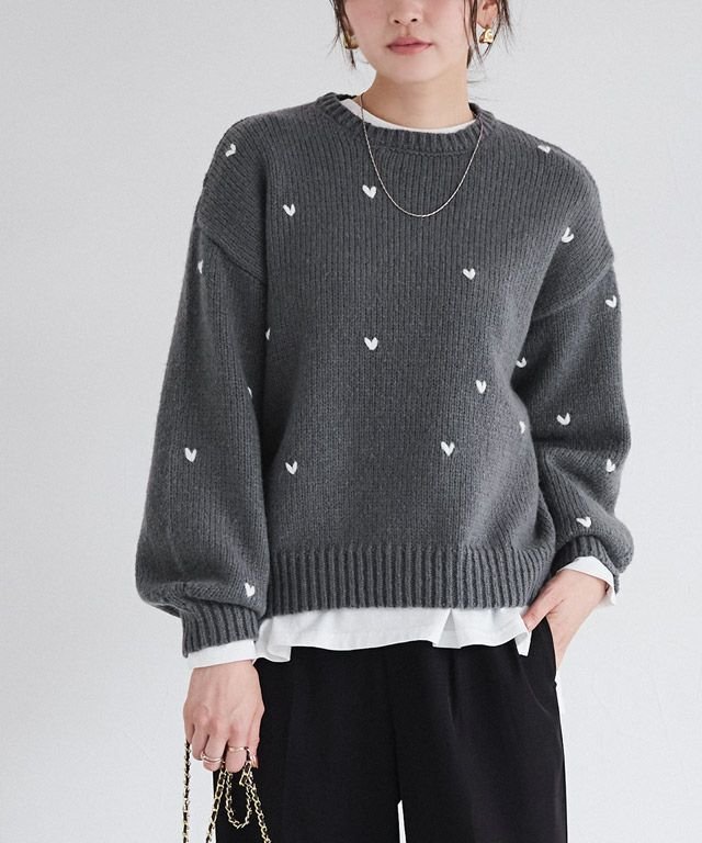 【ピエロ/Pierrot】のハート刺繍ニット インテリア・キッズ・メンズ・レディースファッション・服の通販 founy(ファニー) 　ファッション　Fashion　レディースファッション　Fashion for Women　トップス・カットソー　Cut & Sew Tops　ニット　Knit Tops & Sweaters　送料無料　Free Shipping　シンプル　Simple, Minimal　プチプライス・低価格　Affordable / Budget Price　エレガント 上品　Elegant　166cm / チャコール×アイボリー / M|ID: prp329100004718321 ipo3291000000034093193