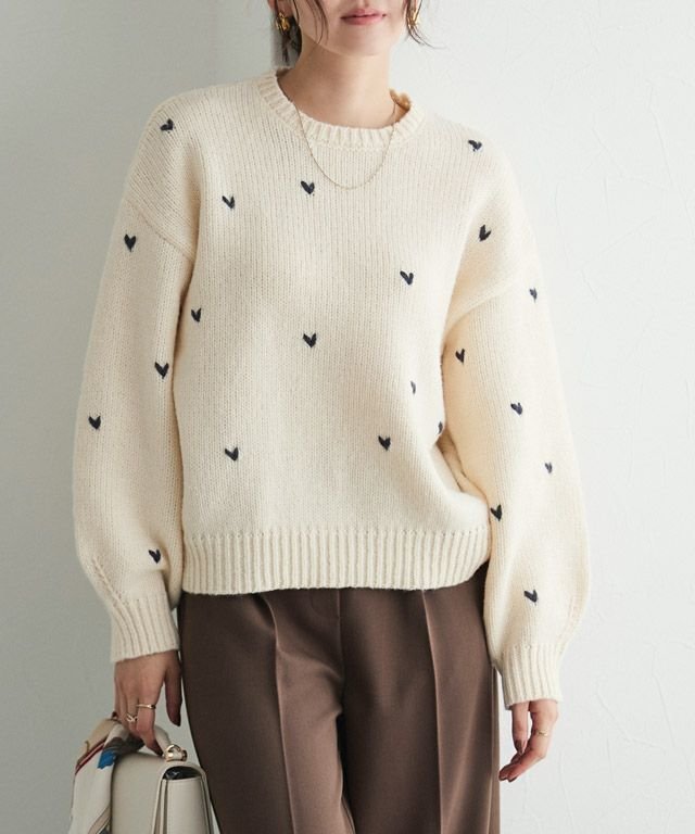 【ピエロ/Pierrot】のハート刺繍ニット インテリア・キッズ・メンズ・レディースファッション・服の通販 founy(ファニー) 　ファッション　Fashion　レディースファッション　Fashion for Women　トップス・カットソー　Cut & Sew Tops　ニット　Knit Tops & Sweaters　送料無料　Free Shipping　シンプル　Simple, Minimal　プチプライス・低価格　Affordable / Budget Price　エレガント 上品　Elegant　166cm / アイボリー×ブラック / M|ID: prp329100004718321 ipo3291000000034093196