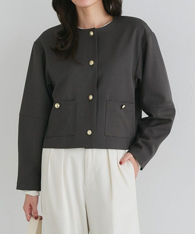 【ピエロ/Pierrot】のゴールドボタンノーカラージャケット インテリア・キッズ・メンズ・レディースファッション・服の通販 founy(ファニー) 　ファッション　Fashion　レディースファッション　Fashion for Women　アウター　Coat / Outerwear Collection　レディースジャケット・軽アウター　Jackets　ノーカラージャケット / シンプル上品コーデ　Collarless Jackets　おすすめ　Recommended / Our Picks　クロップド　Cropped, Short Length　ジャケット　Jacket, Outerwear　スリーブ　Sleeve, Long Sleeve / Short Sleeve　フリル　Frill, Ruffle　プチプライス・低価格　Affordable / Budget Price　エレガント 上品　Elegant　167cm / チャコール / M|ID: prp329100004817363 ipo3291000000035965135