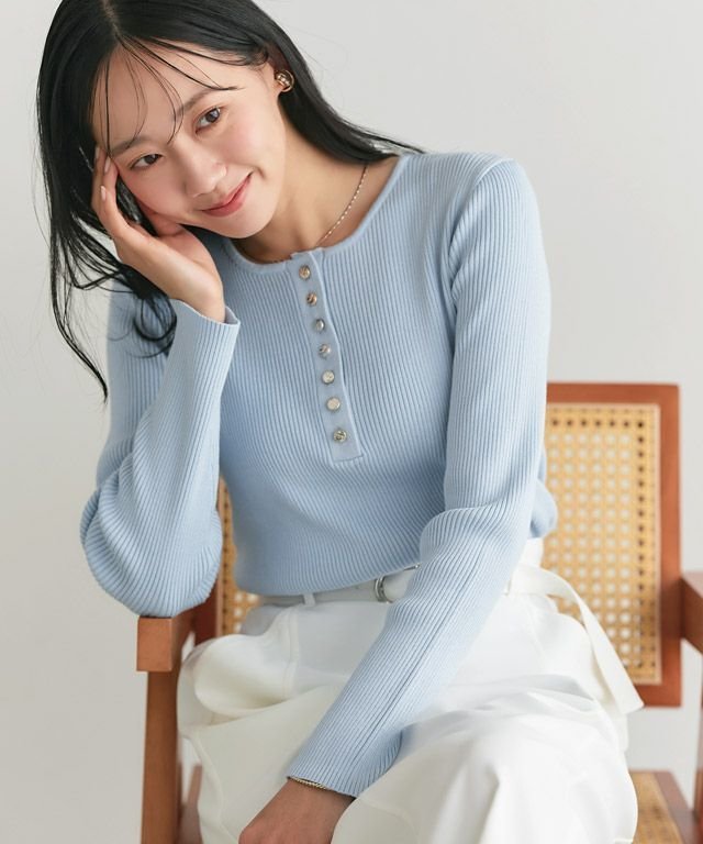 【ピエロ/Pierrot】の多機能ゴールドボタンヘンリーネックニット インテリア・キッズ・メンズ・レディースファッション・服の通販 founy(ファニー) 　ファッション　Fashion　レディースファッション　Fashion for Women　トップス・カットソー　Cut & Sew Tops　ニット　Knit Tops & Sweaters　送料無料　Free Shipping　ウォッシャブル　Machine Washable　シンプル　Simple, Minimal　テクスチャー　Texture, Textured Fabric　プチプライス・低価格　Affordable / Budget Price　エレガント 上品　Elegant　抗菌　Antibacterial, Bacteria-Resistant　162cm / ライトブルー / M|ID: prp329100004849781 ipo3291000000035495839