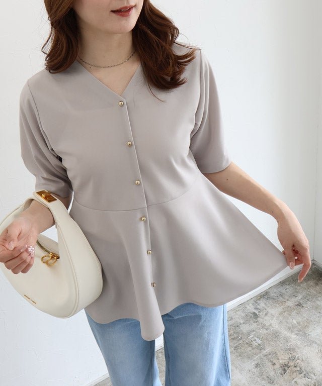 【ピエロ/Pierrot】の【接触冷感/UV/ウォッシャブル】バックフレアVネックTブラウス インテリア・キッズ・メンズ・レディースファッション・服の通販 founy(ファニー) 　ファッション　Fashion　レディースファッション　Fashion for Women　トップス・カットソー　Cut & Sew Tops　シャツ・ブラウス・オフィスカジュアル　Elegant Blouses & Button-Ups　Vネックトップス　V-Neck Tops / V-Cut Neckline Shirts　送料無料　Free Shipping　ウォッシャブル　Machine Washable　カットソー　Cut and Sewn Top　ジョーゼット　Georgette, Semi-Sheer Fabric　フェミニン　Feminine, Girly　フレア　Flare, Flared　プチプライス・低価格　Affordable / Budget Price　163cm / グレー / M|ID: prp329100004956718 ipo3291000000037193146