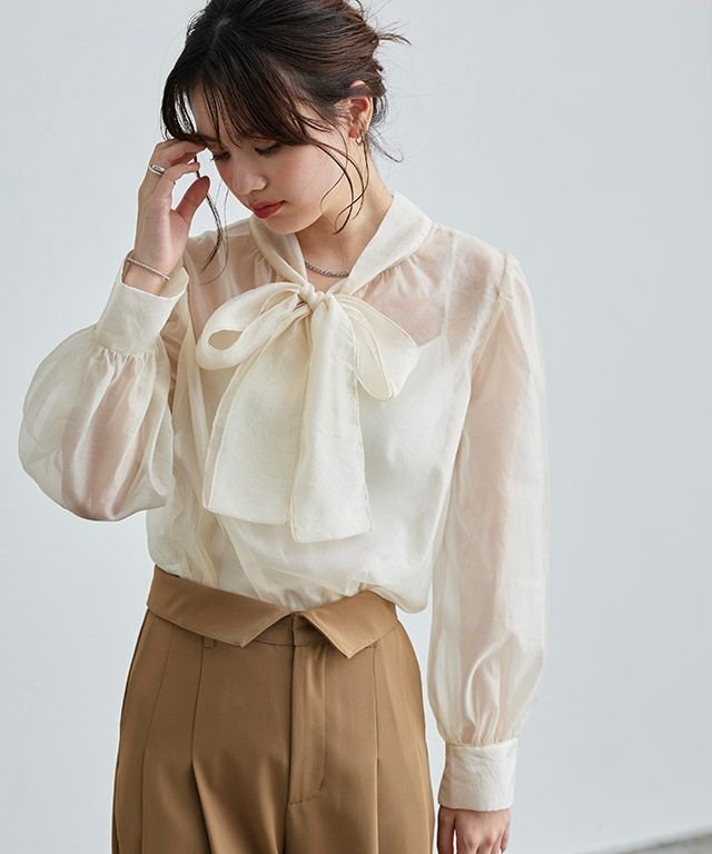 【ピエロ/Pierrot】のオーガンジータイブラウス インテリア・キッズ・メンズ・レディースファッション・服の通販 founy(ファウニー) 　ファッション　Fashion　レディースファッション　Fashion for Women　トップス・カットソー　Cut & Sew Tops　シャツ・ブラウス・オフィスカジュアル　Elegant Blouses & Button-Ups　おすすめ　Recommended / Our Picks　オーガンジー　Organza Fabric　ハイネック　High Neck, Mock Neck　プチプライス・低価格　Affordable / Budget Price　ベスト　Vest, Waistcoat　リボン　Ribbon, Bow　オフホワイト|ID: prp329100004973200 ipo3291000000037289159