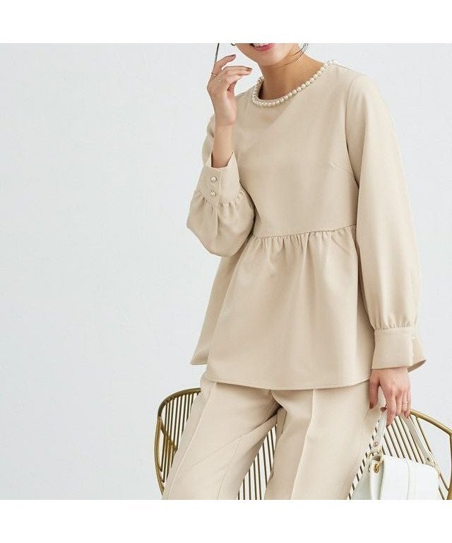 【ピエロ/Pierrot】のパールペプラムブラウスセットアップ インテリア・キッズ・メンズ・レディースファッション・服の通販 founy(ファウニー) 　ファッション　Fashion　レディースファッション　Fashion for Women　トップス・カットソー　Cut & Sew Tops　シャツ・ブラウス・オフィスカジュアル　Elegant Blouses & Button-Ups　スーツ　Business Suits & Workwear　スーツセット・2点セット・レディーススーツ　Suit Sets / 2-Piece Suits / Office Suit Sets　ストレッチ　Stretch, Stretchy Fabric　スーツ　Suit, Formalwear　セットアップ　Set-Up, Coordinated Outfit　センター　Center, Center Line　パール　Pearl, Pearl Accent　プチプライス・低価格　Affordable / Budget Price　ベーシック　Basic, Essential　ペプラム　Peplum, Flared Hem　167cm / ライトベージュ / M|ID: prp329100004973387 ipo3291000000037289896