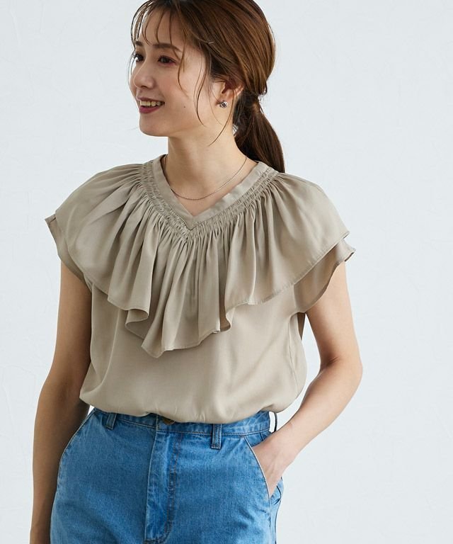 【ピエロ/Pierrot】の【アウトレットSALE!】シャーリングフリルカラーブラウス インテリア・キッズ・メンズ・レディースファッション・服の通販 founy(ファウニー) 　ファッション　Fashion　レディースファッション　Fashion for Women　トップス・カットソー　Cut & Sew Tops　シャツ・ブラウス・オフィスカジュアル　Elegant Blouses & Button-Ups　アウトレット　Outlet / Clearance　シャーリング　Shirring, Ruched　フェミニン　Feminine, Girly　フリル　Frill, Ruffle　プチプライス・低価格　Affordable / Budget Price　エレガント 上品　Elegant　グレージュ|ID: prp329100004973590 ipo3291000000037290702