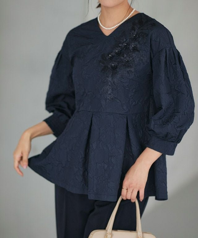 【ピエロ/Pierrot】のフラワーレース付きジャカードブラウス インテリア・キッズ・メンズ・レディースファッション・服の通販 founy(ファウニー) 　ファッション　Fashion　レディースファッション　Fashion for Women　トップス・カットソー　Cut & Sew Tops　シャツ・ブラウス・オフィスカジュアル　Elegant Blouses & Button-Ups　ジャカード／ジャガード　Jacquard, Woven Pattern　スリーブ　Sleeve, Long Sleeve / Short Sleeve　セレモニー　Ceremony　ビジュー　Bijou, Jewel-like Accent　フラワー　Flower, Floral　プチプライス・低価格　Affordable / Budget Price　ペプラム　Peplum, Flared Hem　レース　Lace, Lace Fabric　167cm / ダークネイビー / M|ID: prp329100004975683 ipo3291000000037298941