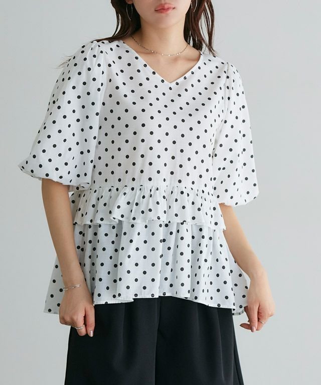 【ピエロ/Pierrot】のバルーンペプラムブラウス インテリア・キッズ・メンズ・レディースファッション・服の通販 founy(ファウニー) 　ファッション　Fashion　レディースファッション　Fashion for Women　トップス・カットソー　Cut & Sew Tops　シャツ・ブラウス・オフィスカジュアル　Elegant Blouses & Button-Ups　シンプル　Simple, Minimal　スリーブ　Sleeve, Long Sleeve / Short Sleeve　バルーン　Balloon, Balloon Silhouette　フェミニン　Feminine, Girly　フリル　Frill, Ruffle　プチプライス・低価格　Affordable / Budget Price　ペプラム　Peplum, Flared Hem　ドット/オフホワイト|ID: prp329100004976072 ipo3291000000037300465