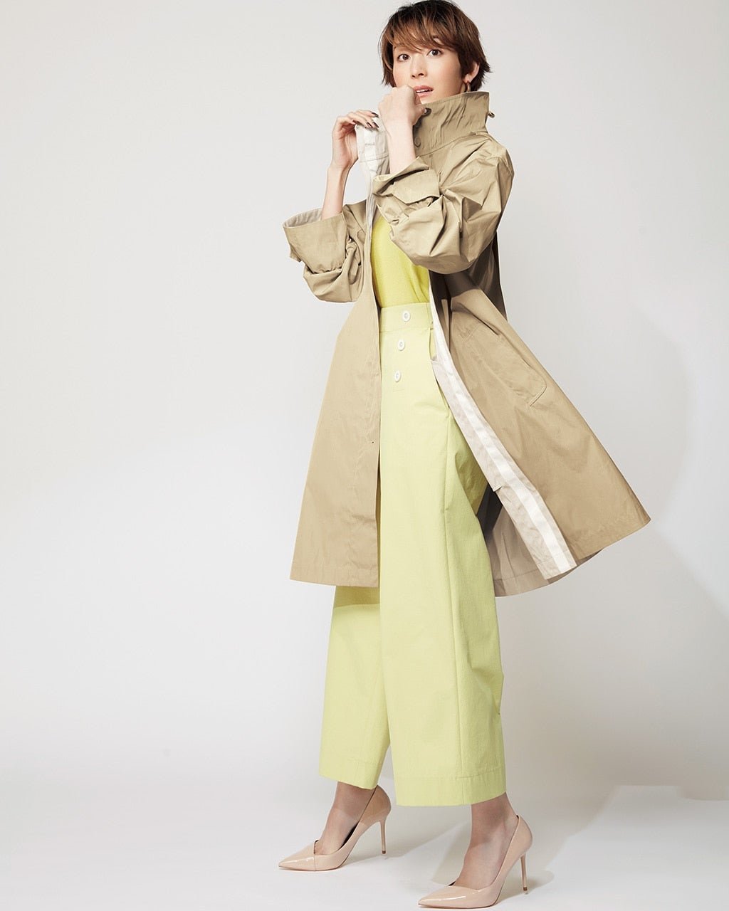 【ドゥクラッセ/DoCLASSE】の二重織メモリー・スタンドカラーコート インテリア・キッズ・メンズ・レディースファッション・服の通販 founy(ファニー) 　ファッション　Fashion　レディースファッション　Fashion for Women　アウター　Coat / Outerwear Collection　コート・ロングコート・ピーコート　Long Coats, Peacoats & More　スタイリッシュ　Stylish, Fashionable　スタンド　Stand Collar, Upright Stand　スピンドル　Spindle, Drawcord　ダブル　Double, Double-Breasted　デニム　Denim, Jeans Material　ハイネック　High Neck, Mock Neck　バランス　Balance, Style Balance　フェイス　Face, Facial Design　フォルム　Silhouette, Form　フリル　Frill, Ruffle　プリーツ　Pleats, Pleated　ミドル　Middle Length, Mid Height　ロング　Long, Long-Length　A/W・秋冬　Autumn/Winter　おすすめ　Recommended / Our Picks　エレガント 上品　Elegant　ベージュ|ID: prp329100003115592 ipo3291000000028256249