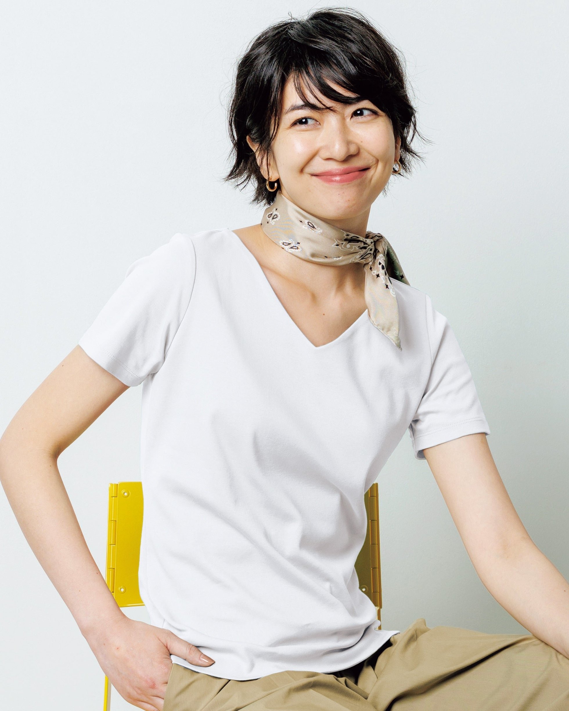 【ドゥクラッセ/DoCLASSE】のVネック/半袖・ドゥクラッセTシャツ インテリア・キッズ・メンズ・レディースファッション・服の通販 founy(ファニー) 　ファッション　Fashion　レディースファッション　Fashion for Women　トップス・カットソー　Cut & Sew Tops　シャツ・ブラウス・オフィスカジュアル　Elegant Blouses & Button-Ups　ロングTシャツ・Tシャツ　Longline T-Shirts & Tees　カットソー・ベーシックTシャツ　Cut-and-Sewn Tops / Stretch Tees & Basics　Vネックトップス　V-Neck Tops / V-Cut Neckline Shirts　インナー　Innerwear　カットソー　Cut and Sewn Top　シンプル　Simple, Minimal　ジャケット　Jacket, Outerwear　デニム　Denim, Jeans Material　定番　Standard, Basic Item　なめらか　Smooth, Silky Texture　パール　Pearl, Pearl Accent　ベーシック　Basic, Essential　半袖　Short Sleeve, Half Sleeve　おすすめ　Recommended / Our Picks　ビジネス 仕事 通勤　Business / Work / Commuting　ホワイト|ID: prp329100003116009 ipo3291000000035894015