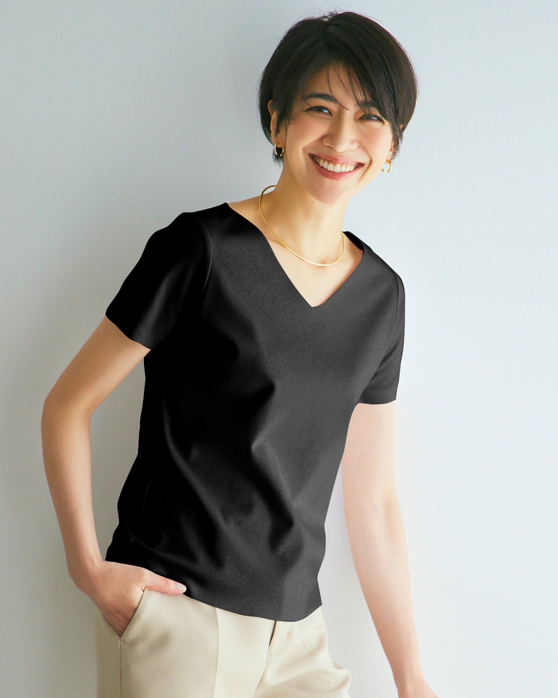 【ドゥクラッセ/DoCLASSE】のVネック/半袖・ドゥクラッセTシャツ インテリア・キッズ・メンズ・レディースファッション・服の通販 founy(ファニー) 　ファッション　Fashion　レディースファッション　Fashion for Women　トップス・カットソー　Cut & Sew Tops　シャツ・ブラウス・オフィスカジュアル　Elegant Blouses & Button-Ups　ロングTシャツ・Tシャツ　Longline T-Shirts & Tees　カットソー・ベーシックTシャツ　Cut-and-Sewn Tops / Stretch Tees & Basics　Vネックトップス　V-Neck Tops / V-Cut Neckline Shirts　インナー　Innerwear　カットソー　Cut and Sewn Top　シンプル　Simple, Minimal　ジャケット　Jacket, Outerwear　デニム　Denim, Jeans Material　定番　Standard, Basic Item　なめらか　Smooth, Silky Texture　パール　Pearl, Pearl Accent　ベーシック　Basic, Essential　半袖　Short Sleeve, Half Sleeve　おすすめ　Recommended / Our Picks　ビジネス 仕事 通勤　Business / Work / Commuting　ブラック|ID: prp329100003116009 ipo3291000000035894030