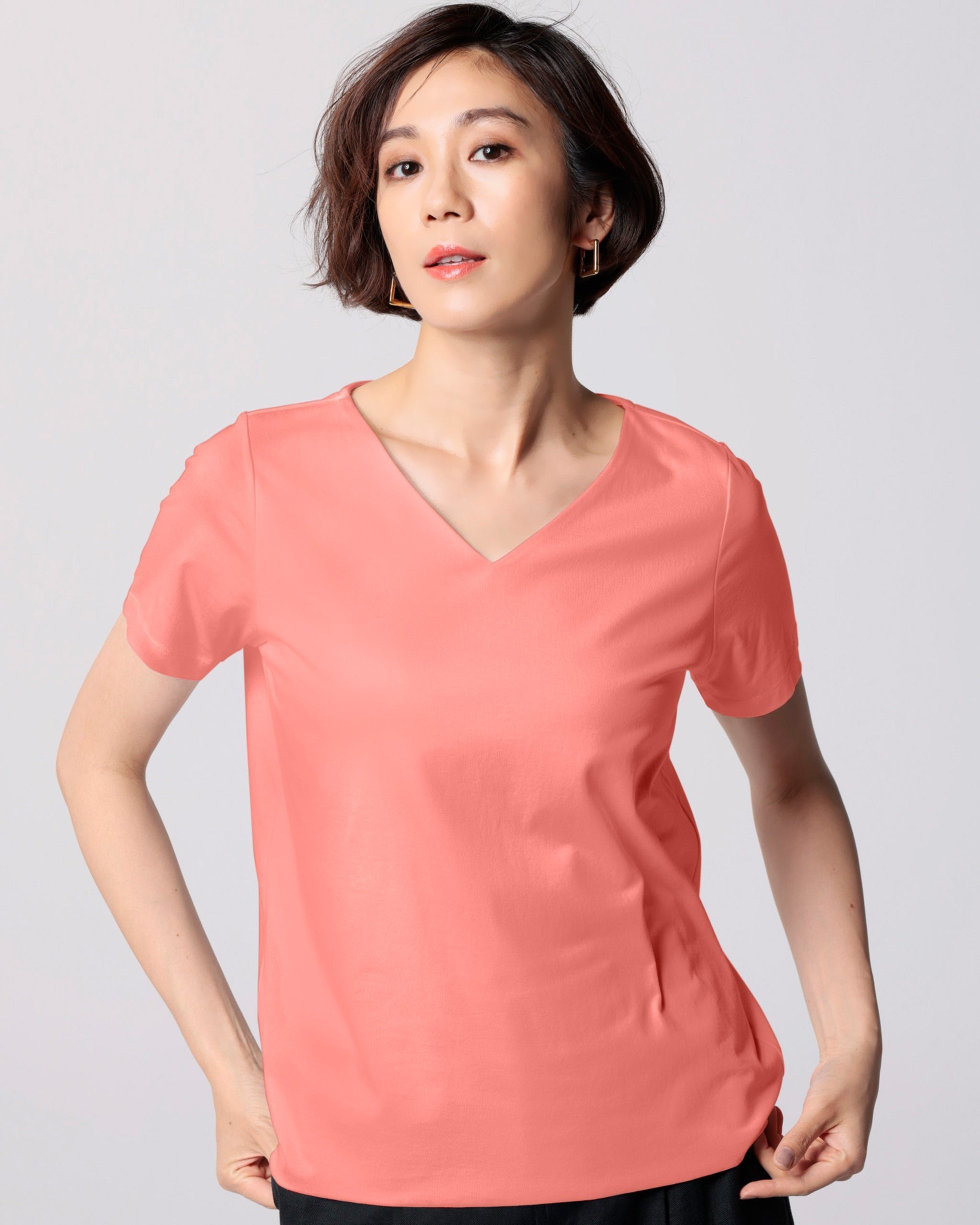 【ドゥクラッセ/DoCLASSE】のVネック/半袖・ドゥクラッセTシャツ インテリア・キッズ・メンズ・レディースファッション・服の通販 founy(ファニー) 　ファッション　Fashion　レディースファッション　Fashion for Women　トップス・カットソー　Cut & Sew Tops　シャツ・ブラウス・オフィスカジュアル　Elegant Blouses & Button-Ups　ロングTシャツ・Tシャツ　Longline T-Shirts & Tees　カットソー・ベーシックTシャツ　Cut-and-Sewn Tops / Stretch Tees & Basics　Vネックトップス　V-Neck Tops / V-Cut Neckline Shirts　インナー　Innerwear　カットソー　Cut and Sewn Top　シンプル　Simple, Minimal　ジャケット　Jacket, Outerwear　デニム　Denim, Jeans Material　定番　Standard, Basic Item　なめらか　Smooth, Silky Texture　パール　Pearl, Pearl Accent　ベーシック　Basic, Essential　半袖　Short Sleeve, Half Sleeve　おすすめ　Recommended / Our Picks　ビジネス 仕事 通勤　Business / Work / Commuting　コーラル|ID: prp329100003116009 ipo3291000000035894054