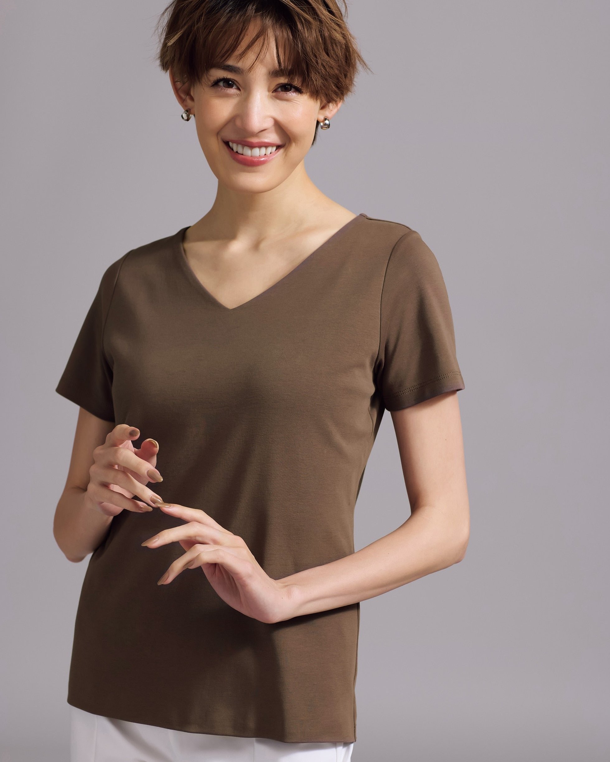 【ドゥクラッセ/DoCLASSE】のVネック/半袖・ドゥクラッセTシャツ インテリア・キッズ・メンズ・レディースファッション・服の通販 founy(ファニー) 　ファッション　Fashion　レディースファッション　Fashion for Women　トップス・カットソー　Cut & Sew Tops　シャツ・ブラウス・オフィスカジュアル　Elegant Blouses & Button-Ups　ロングTシャツ・Tシャツ　Longline T-Shirts & Tees　カットソー・ベーシックTシャツ　Cut-and-Sewn Tops / Stretch Tees & Basics　Vネックトップス　V-Neck Tops / V-Cut Neckline Shirts　インナー　Innerwear　カットソー　Cut and Sewn Top　シンプル　Simple, Minimal　ジャケット　Jacket, Outerwear　デニム　Denim, Jeans Material　定番　Standard, Basic Item　なめらか　Smooth, Silky Texture　パール　Pearl, Pearl Accent　ベーシック　Basic, Essential　半袖　Short Sleeve, Half Sleeve　おすすめ　Recommended / Our Picks　ビジネス 仕事 通勤　Business / Work / Commuting　ダークブラウン|ID: prp329100003116009 ipo3291000000035894070