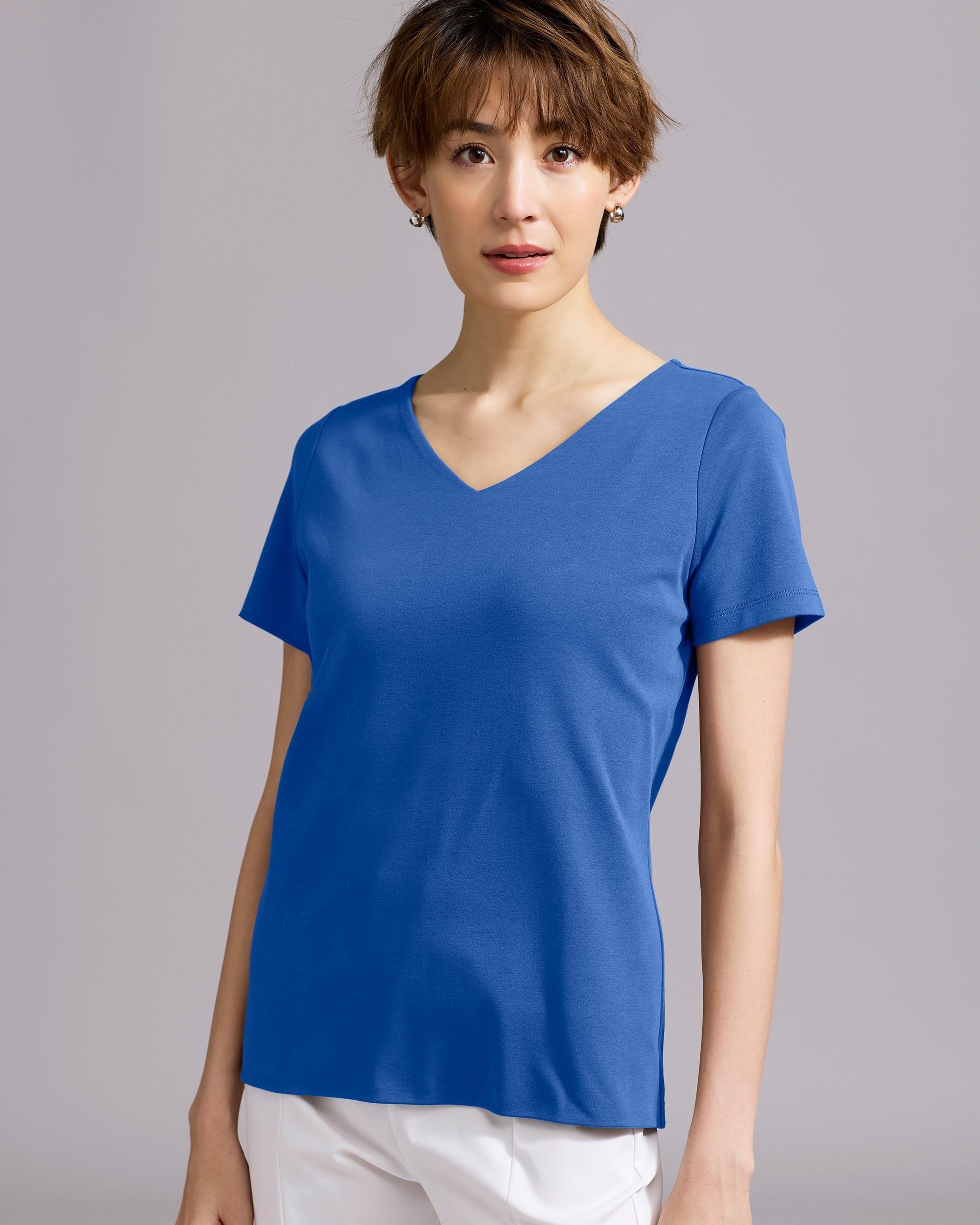 【ドゥクラッセ/DoCLASSE】のVネック/半袖・ドゥクラッセTシャツ インテリア・キッズ・メンズ・レディースファッション・服の通販 founy(ファニー) 　ファッション　Fashion　レディースファッション　Fashion for Women　トップス・カットソー　Cut & Sew Tops　シャツ・ブラウス・オフィスカジュアル　Elegant Blouses & Button-Ups　ロングTシャツ・Tシャツ　Longline T-Shirts & Tees　カットソー・ベーシックTシャツ　Cut-and-Sewn Tops / Stretch Tees & Basics　Vネックトップス　V-Neck Tops / V-Cut Neckline Shirts　インナー　Innerwear　カットソー　Cut and Sewn Top　シンプル　Simple, Minimal　ジャケット　Jacket, Outerwear　デニム　Denim, Jeans Material　定番　Standard, Basic Item　なめらか　Smooth, Silky Texture　パール　Pearl, Pearl Accent　ベーシック　Basic, Essential　半袖　Short Sleeve, Half Sleeve　おすすめ　Recommended / Our Picks　ビジネス 仕事 通勤　Business / Work / Commuting　ブルー|ID: prp329100003116009 ipo3291000000035894073