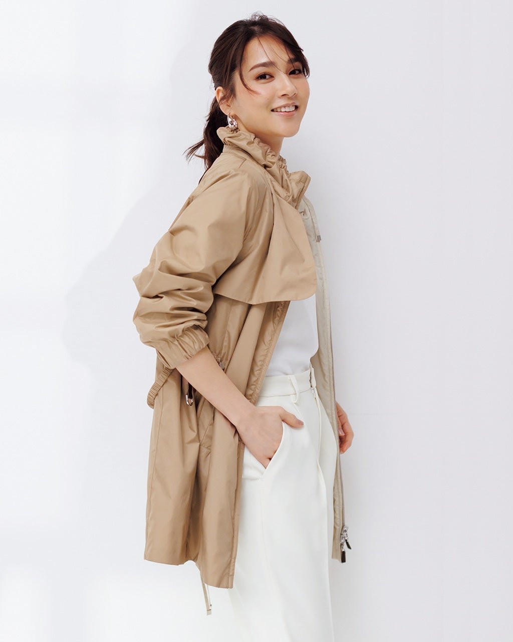 【ドゥクラッセ/DoCLASSE】のAIRタフタ・リバーシブルミドルコート インテリア・キッズ・メンズ・レディースファッション・服の通販 founy(ファニー) 　ファッション　Fashion　レディースファッション　Fashion for Women　アウター　Coat / Outerwear Collection　コート・ロングコート・ピーコート　Long Coats, Peacoats & More　秋　Autumn　スタンド　Stand Collar, Upright Stand　タフタ　Taffeta, Structured Fabric　ダウン　Down, Puffer　トレンチ　Trench, Trench Coat　フラップ　Flap, Flap Pocket　ポーチ　Pouch, Small Case　リバーシブル　Reversible, Two-Sided　ベージュ|ID: prp329100003116090 ipo3291000000036036618