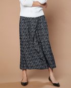 【ドゥクラッセ/DoCLASSE】のフローラルデシン・フレアワイドパンツ ブラックパターン|ID: prp329100003116753 ipo3291000000035799125