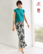 【ドゥクラッセ/DoCLASSE】のUVスラブ・セミワイド/63cm 人気、トレンドファッション・服の通販 founy(ファニー) ファッション Fashion レディースファッション Ladies' Fashion Online パンツ Pants 春 Spring カットソー Cut And Sew クロップド Cropped トレンド Trend 定番 Standard パターン Pattern フィット Fit ボタニカル Botanical モノトーン Monotone リラックス Relax リーフ Leaf ワイド Wide S/S・春夏 Ss・Spring/Summer おすすめ Recommend お家時間・ステイホーム Home Time/Stay Home 夏 Summer thumbnail ブラック&times;ホワイト|ID: prp329100003116900 ipo3291000000028265305