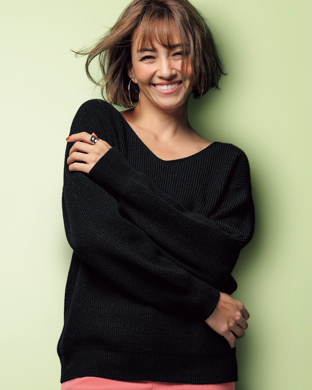 【ドゥクラッセ/DoCLASSE】の片畦編み・Vネックパフ袖セーター インテリア・キッズ・メンズ・レディースファッション・服の通販 founy(ファニー) 　ファッション　Fashion　レディースファッション　Fashion for Women　トップス・カットソー　Cut & Sew Tops　ニット　Knit Tops & Sweaters　Vネックトップス　V-Neck Tops / V-Cut Neckline Shirts　畦編みニット・テクスチャードトップス　Ribbed Knit Sweaters / Textured Knit Tops　セーター　Sweater, Knitwear　デニム　Denim, Jeans Material　エレガント 上品　Elegant　畦　Ribbed Knit　ブラック|ID: prp329100003117589 ipo3291000000034537392