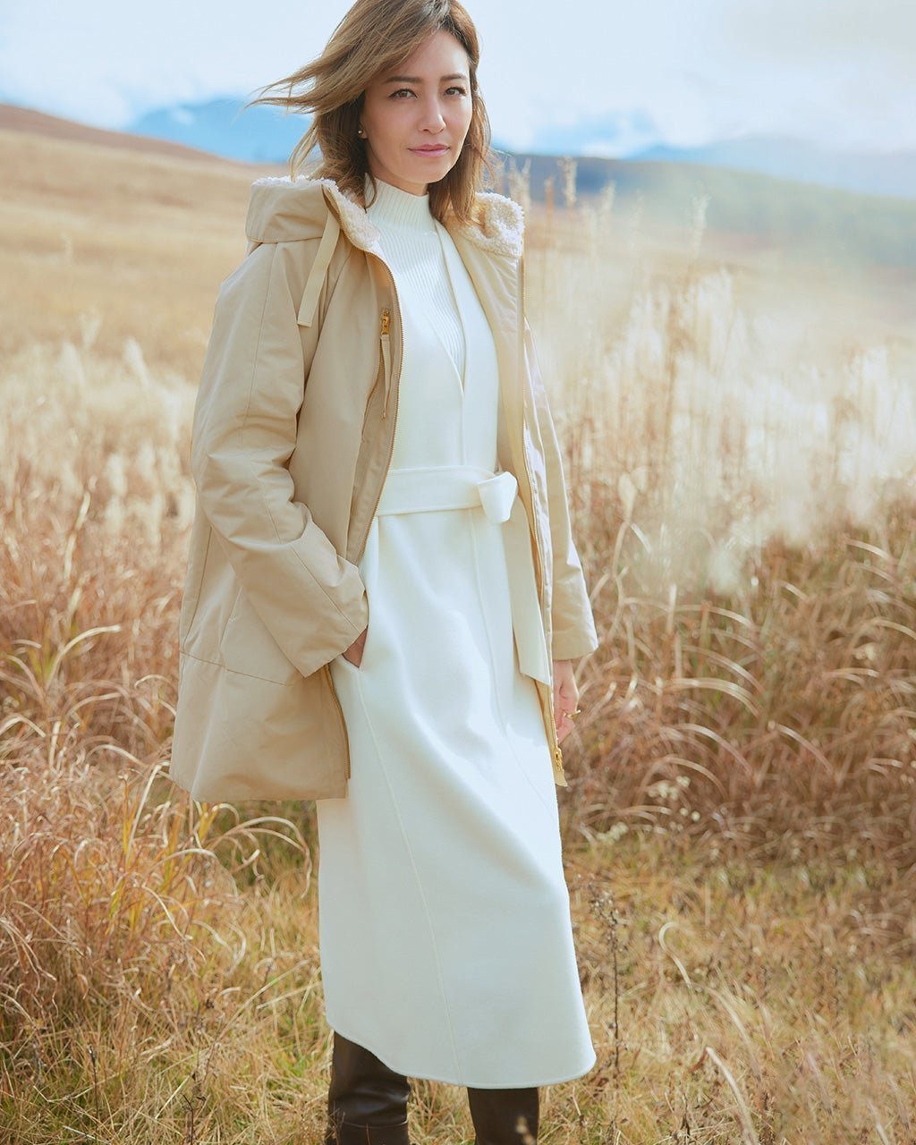 【ドゥクラッセ/DoCLASSE】のマジカルサーモ・ボアフードコート インテリア・キッズ・メンズ・レディースファッション・服の通販 founy(ファニー) 　ファッション　Fashion　レディースファッション　Fashion for Women　アウター　Coat / Outerwear Collection　コート・ロングコート・ピーコート　Long Coats, Peacoats & More　グログラン　Grosgrain, Grosgrain Ribbon　スリム　Slim, Slim Fit　タフタ　Taffeta, Structured Fabric　ダウン　Down, Puffer　トレンド　Trend, Trending Now　フォルム　Silhouette, Form　ミドル　Middle Length, Mid Height　リバーシブル　Reversible, Two-Sided　エレガント 上品　Elegant　ストーン|ID: prp329100003118506 ipo3291000000034557050