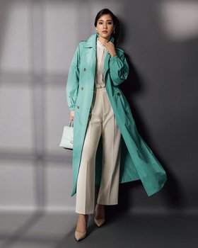 【ドゥクラッセ/DoCLASSE】の光沢タフタ・袖コンシャストレンチコート 人気、トレンドファッション・服の通販 founy(ファニー) ファッション Fashion レディースファッション Fashion for Women アウター Coat / Outerwear Collection コート・ロングコート・ピーコート Long Coats, Peacoats & More トレンチコート / 春秋の定番アウター Trench Coats おすすめ Recommended / Our Picks エレガント 上品 Elegant ギャザー Gathered, Ruffled スリーブ Sleeve, Long Sleeve / Short Sleeve タフタ Taffeta, Structured Fabric トレンチ Trench, Trench Coat トレンド Trend, Trending Now フォルム Silhouette, Form リボン Ribbon, Bow 今季 This Season, Current Season 春 Spring |ID:prp329100003172133