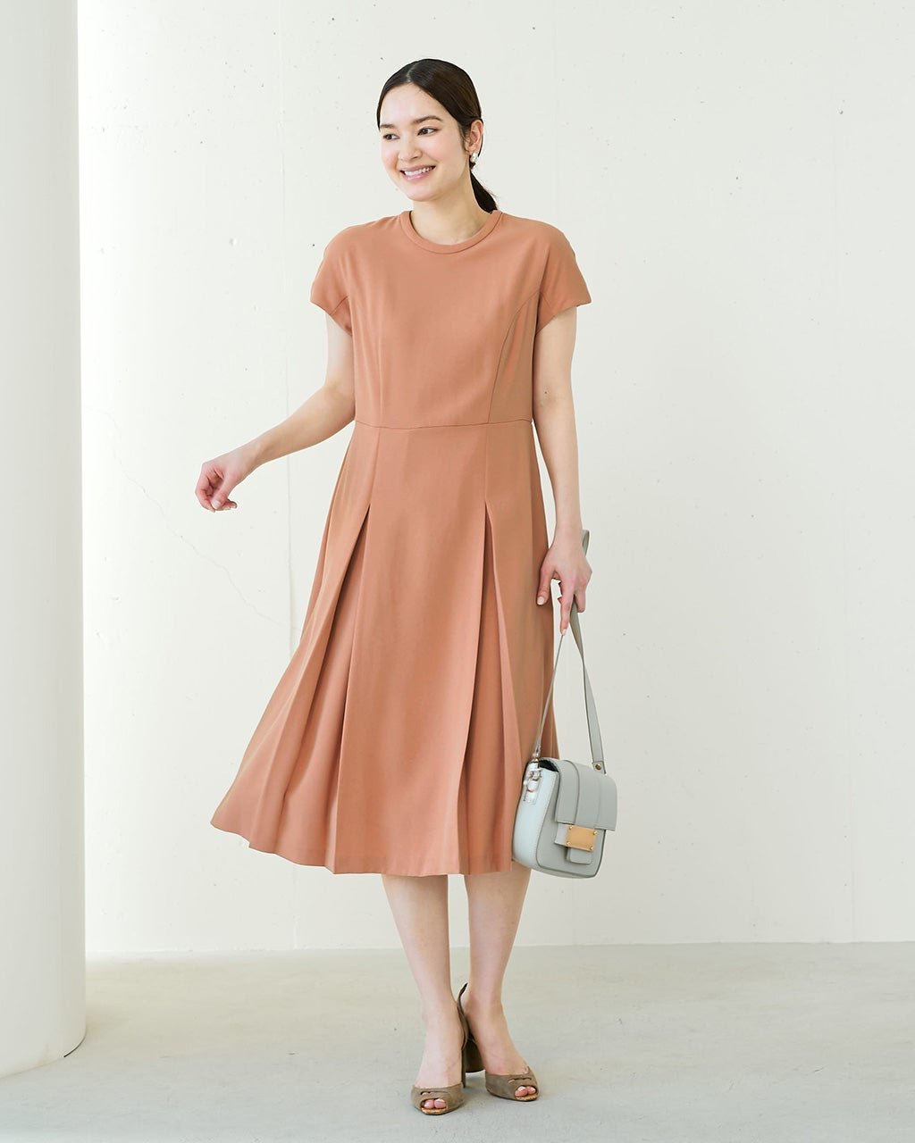 【ドゥクラッセ/DoCLASSE】のアセテートマットサテン・フレンチワンピース 人気、トレンドファッション・服の通販 founy(ファニー) 　ファッション　Fashion　レディースファッション　Fashion for Women　ワンピース　Dresses　とろみ　Fluid, Flowy Fabric　なめらか　Smooth, Silky Texture　カッティング　Cutting Detail　サテン　Satin, Glossy Fabric　シルク　Silk, 100% Silk　シンプル　Simple, Minimal　スマート　Smart, Elegant　スリーブ　Sleeve, Long Sleeve / Short Sleeve　セットアップ　Set-Up, Coordinated Outfit　フィット　Fit, Slim Fit　フレア　Flare, Flared　フレンチ　French, French Style　エレガント 上品　Elegant　夏　Summer　春　Spring　S/S・春夏　SS, Spring/Summer, Warm Season　 other-1|ID: prp329100003316306 ipo3291000000036037017