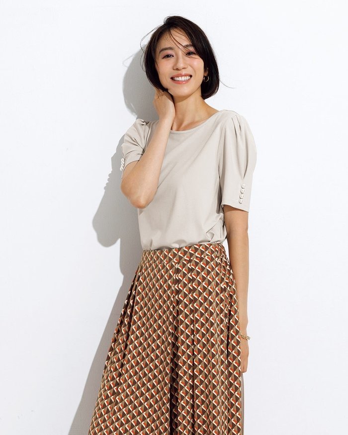 【ドゥクラッセ/DoCLASSE】のソフトポンチ・袖パールデザイントップス インテリア・キッズ・メンズ・レディースファッション・服の通販 founy(ファニー) https://founy.com/ ファッション Fashion レディースファッション Fashion for Women トップス・カットソー Cut & Sew Tops シャツ・ブラウス・オフィスカジュアル Elegant Blouses & Button-Ups ロングTシャツ・Tシャツ Longline T-Shirts & Tees カットソー・ベーシックTシャツ Cut-and-Sewn Tops / Stretch Tees & Basics カットソー Cut and Sewn Top シンプル Simple, Minimal スリーブ Sleeve, Long Sleeve / Short Sleeve パール Pearl, Pearl Accent |ID: prp329100003316319 ipo3291000000036037029