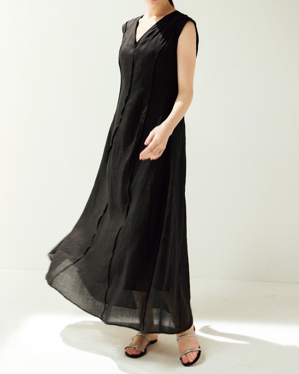 【ドゥクラッセ/DoCLASSE】のロイヤルラミー・バイアスワンピース インテリア・キッズ・メンズ・レディースファッション・服の通販 founy(ファニー) 　ファッション　Fashion　レディースファッション　Fashion for Women　ワンピース　Dresses　エレガント 上品　Elegant　カッティング　Cutting Detail　シンプル　Simple, Minimal　ドレス　Dress, One-Piece　ドレープ　Drape, Draping Fabric　ノースリーブ　Sleeveless, No-Sleeve　バイアス　Bias, Diagonal Cut　バランス　Balance, Style Balance　パターン　Pattern, Design Print　フレンチ　French, French Style　リゾート　Resort, Vacation Style　リネン　Linen, Linen Fabric　夏　Summer　ブラック|ID: prp329100003359487 ipo3291000000035831440