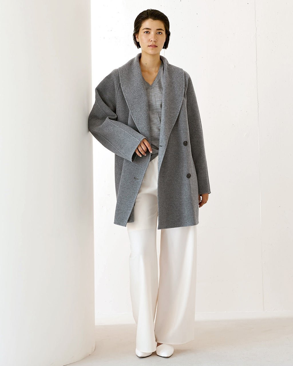 【ドゥクラッセ/DoCLASSE】のイタリアンダブルフェイス・ショールカラーコート インテリア・キッズ・メンズ・レディースファッション・服の通販 founy(ファニー) 　ファッション　Fashion　レディースファッション　Fashion for Women　アウター　Coat / Outerwear Collection　コート・ロングコート・ピーコート　Long Coats, Peacoats & More　なめらか　Smooth, Silky Texture　イタリア　Italy　インナー　Innerwear　ショール　Shawl, Wrap　スリーブ　Sleeve, Long Sleeve / Short Sleeve　ダブル　Double, Double-Breasted　フェイス　Face, Facial Design　フォルム　Silhouette, Form　ミドル　Middle Length, Mid Height　グレー|ID: prp329100003580934 ipo3291000000035137334